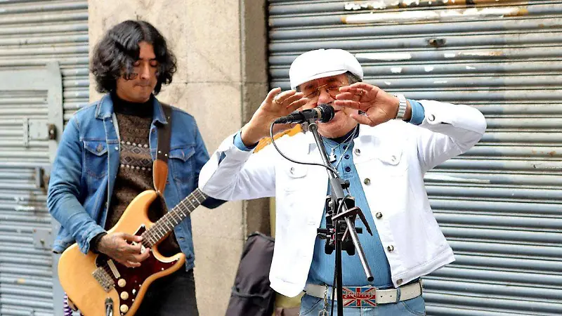 El sonido de la Calle 16 de Septiembre, un refugio para músicos callejeros [Fotorreportaje]